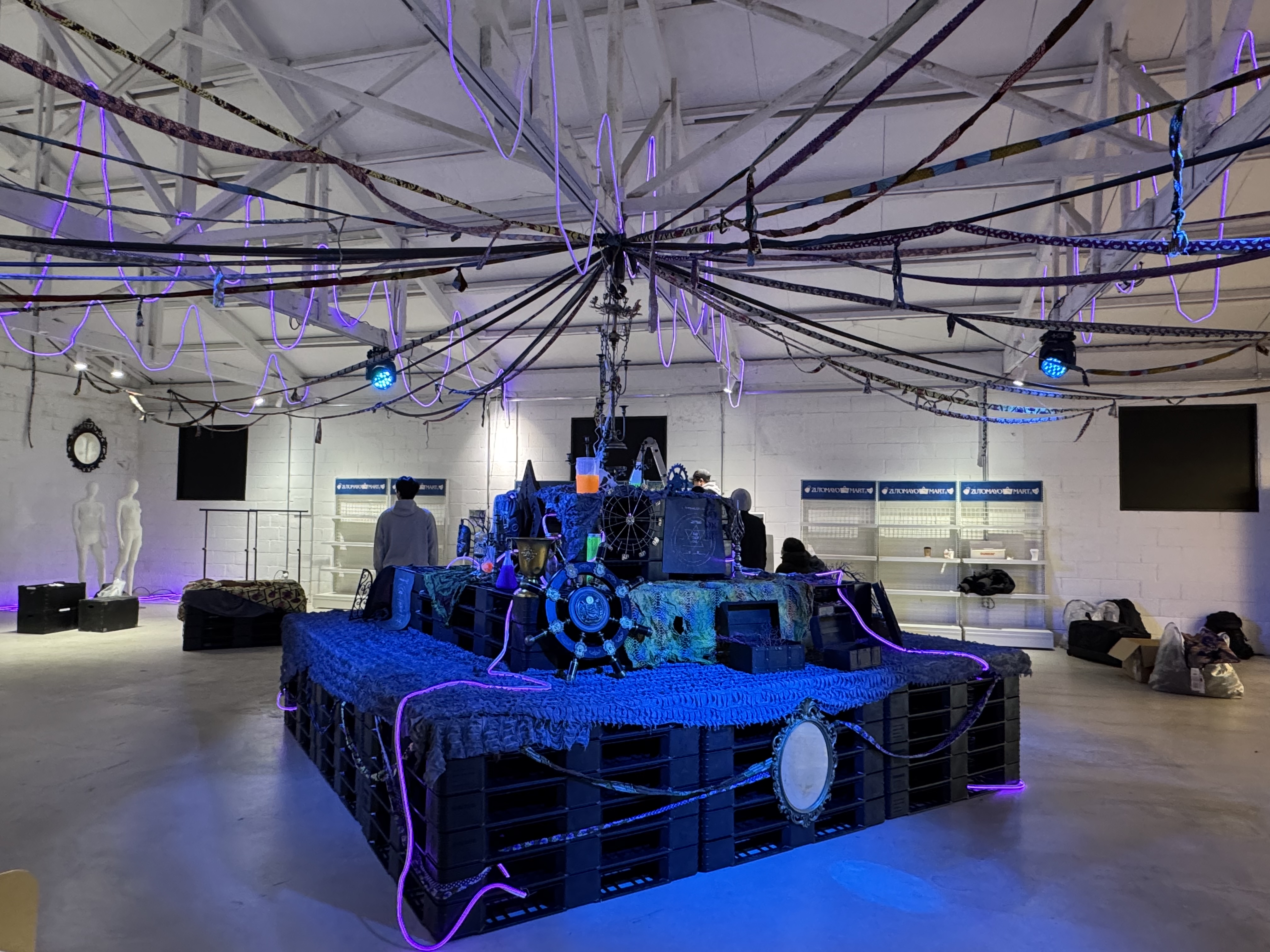 성수 팝업스토어 LED 무빙 특수조명 시공/렌탈 사례